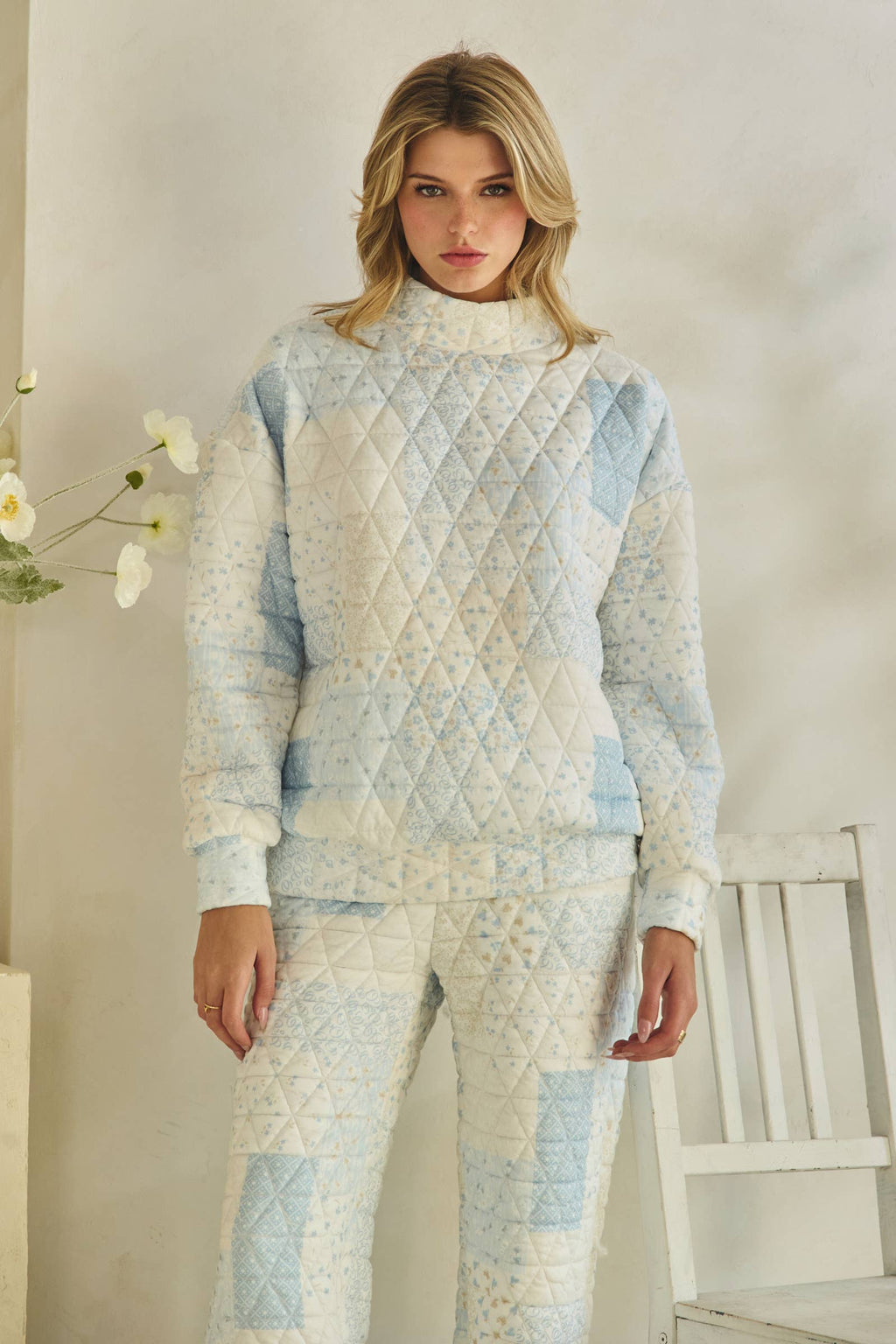 Veveret Floral Mockneck Sweater